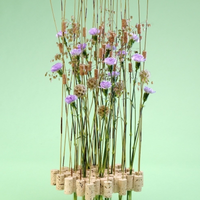 Dianthus en Scabiosa in een basis van wijnkurken