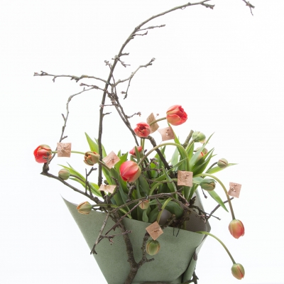 Bloemstuk met pioentulpen