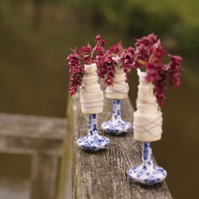 Design met Delfts blauwe vaasjes en Leycesteria