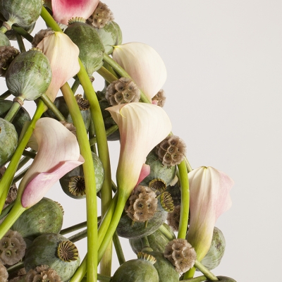 Flower arrangement met zacht roze Calla's