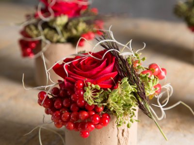 Tafeldecoratie met Red Eagle rozen - close up