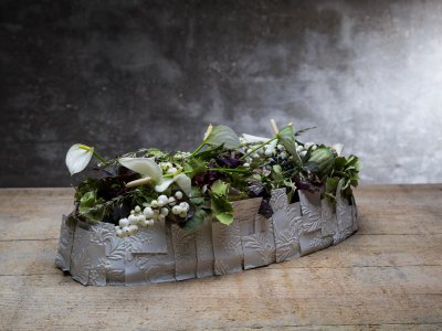 Wit afscheidsbloemwerk met anthuriums 