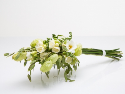 Parallel gebonden boeket met witte Freesia