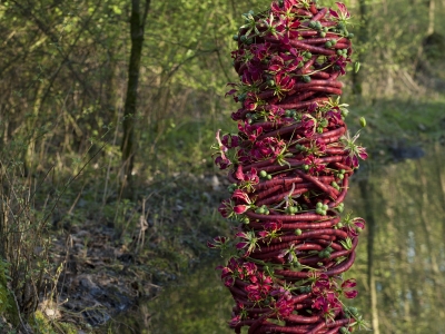 Rood floraal kunstobject