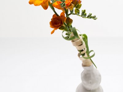 Schattig scheef vaasje voor paar Freesia's