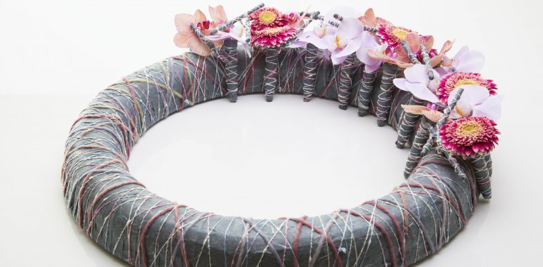 Rouwkrans van zwart papier en wol