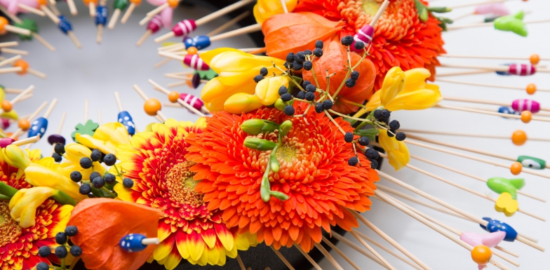 Vrolijk zomers bloemwerk in zwart steekschuim