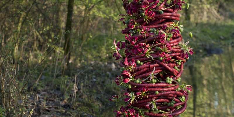 Rood floraal kunstobject