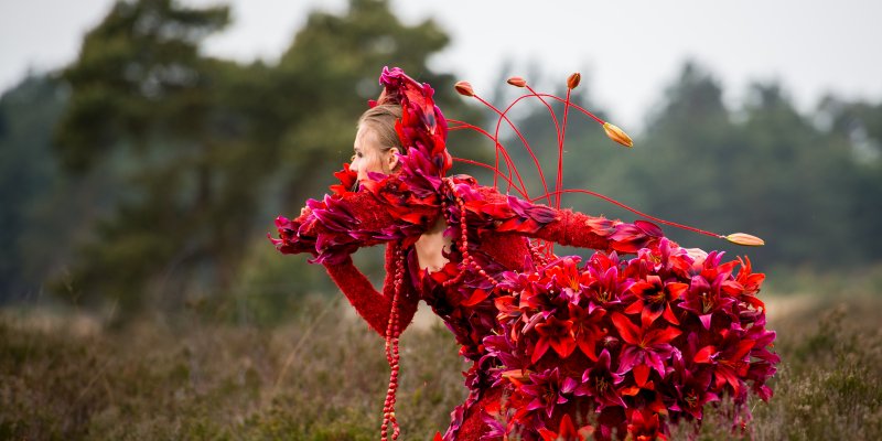 Spannende florale jurk met lelies