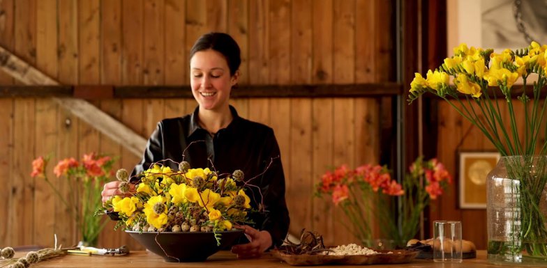 Lente arrangement met Freesia's en eieren