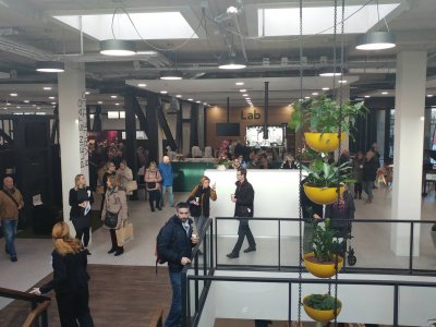 Bijzondere groenobjecten van Flower Factor in nieuw gemeentehuis Zoetermeer