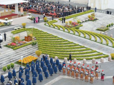 30,000 flowers: how the Vatican decorates at Easter
